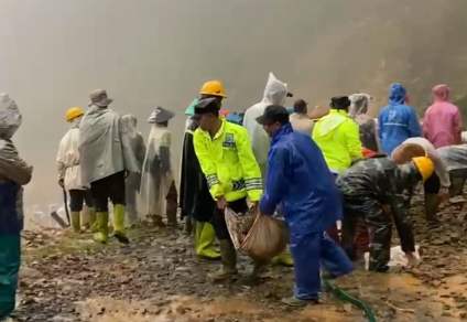 Hujan Tak Surutkan Semangat, TNI-Polri dan Warga Bahu-membahu Bersihkan Longsor Bukit Beser