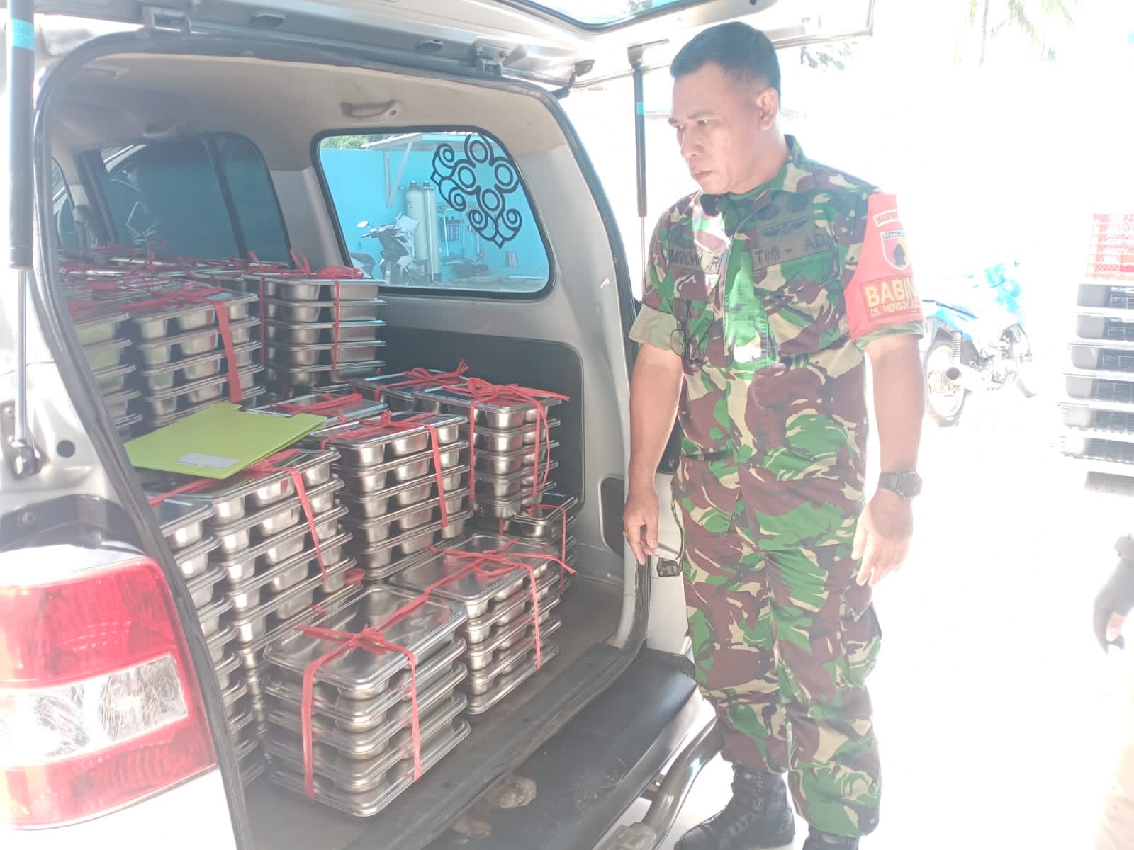 Babinsa Mengok Kawal Distribusi Makan Bergizi Gratis, 1.842 Paket Tersalurkan ke Sekolah dan Posyandu di Pujer