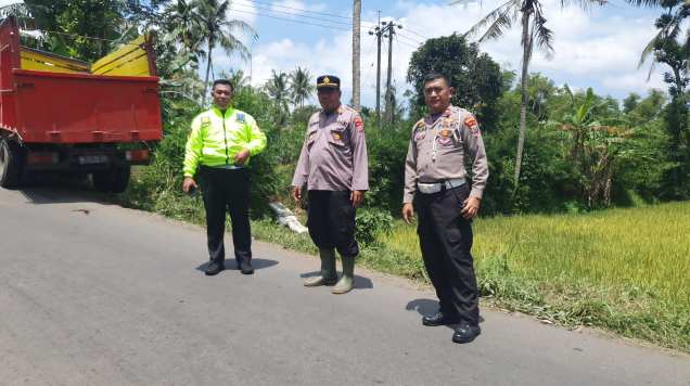 Truk Terguling di Jalur Alternatif, Polisi Segera Lakukan Evakuasi